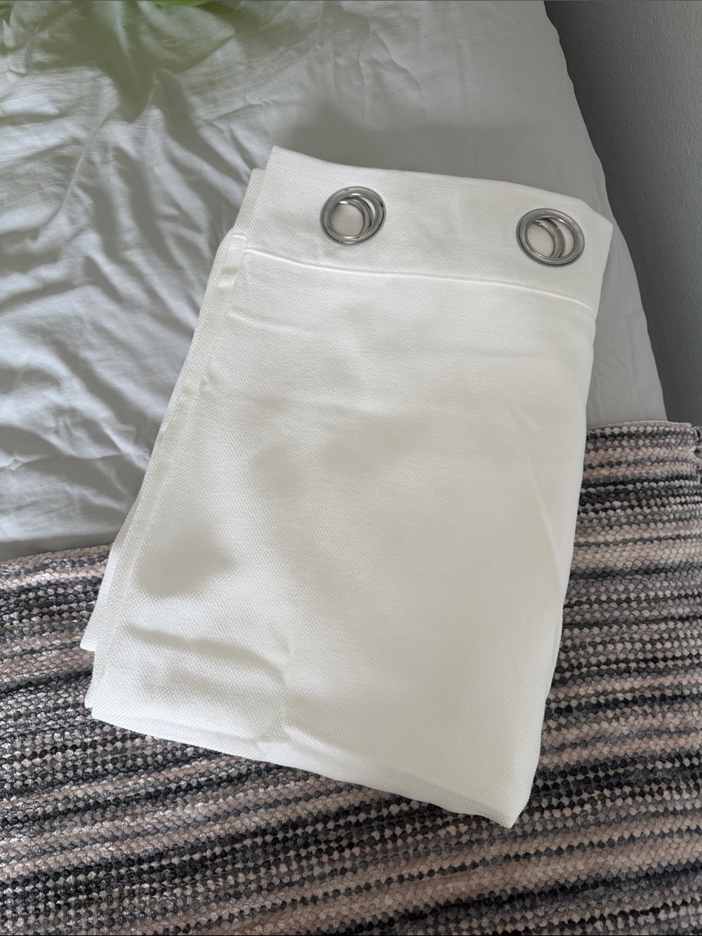 White light filtering curtain